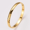 Brazalete dorado con diseño de diamantes geométricos y acabado pulido de alta calidad - Dorado