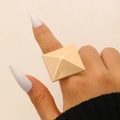 Bague pyramidale carrée dorée exagérée avec une finition géométrique polie pour femme - Or Carré Pyramide (10907)