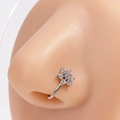 Detailansicht eines silbernen Blumen-Nasenclips mit Zirkonia-Steinen auf einem Modell - Vollzirkon Blume Weißgold