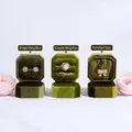 Grasgrüne achteckige Schmuckschatulle aus Samt für Ringe und Anhänger mit Rose - Einzelringbox / Grasgrün