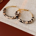 Detalle de pendientes de aro dorados con estampado de leopardo y textura elegante - 1# Pin de Pendiente de Plata - Marrón - Redondo