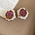 Gros plan de boucles d'oreilles fleurs 3D blanches bords dorés sur velours marron - Pétale 3D Blanc (Tige en Argent S925) / Blanc