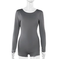 Detail van de donkergrijze bodysuit met open rug en lange mouwen op een mannequin - S / Grijs