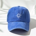Dettaglio del cappellino da baseball blu lavato con ricamo a forma di sole bianco - Taglia unica / Blu Reale
