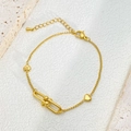 Detailansicht des goldenen Armbands mit U-Gliedern, Herzanhängern und verstellbarem Verschluss - Herzanhänger / Goldenes Herz Armband