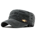 Vista dettagliata del cappello militare in cotone lavato con stemma in metallo laterale - Stile Fibbia in Metallo Flat Top / Nero Lavato