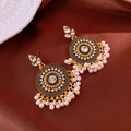 Dettaglio di orecchini mandala in oro bohémien con strass e nappe di perle finte - Stile nappa perla dorata