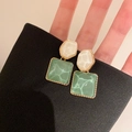 Boucles d'oreilles dorées avec carré vert menthe et détail ovale crème à effet d'eau - Épissage Ovale/Carré Irrégulier / Vert