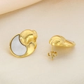 Minimalistische goldene Halbmond-Ohrringe aus Muschel auf beigem Seidenstoff, Premium-Ansicht - Goldene Perlmutt-Stil (KE115272-K) / Gold
