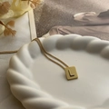 Collana minimalista in acciaio al titanio dorato con pendente quadrato lettera L decorata - L