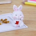 Süße weiße Hasenfigur aus Harz, sitzend mit einer roten Tasse und einem Strohhalm - Milchtee-Hase Stil