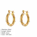 Orecchini a cerchio in acciaio inossidabile placcato oro 18K con perle e cristalli - Stile Cerchio Spesso Intarsiato Alternato (TE19122)