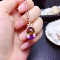 Détail du collier pendentif amétrine bicolore ovale en serti floral or rose - Pendentif en Pierre Gemme Colorée