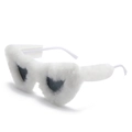 Détail de lunettes de soleil en forme de cœur avec monture en fausse fourrure blanche - Monture Blanche Fourrure Blanche