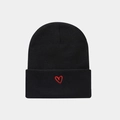 Détail du bonnet en maille noire avec un petit cœur rouge brodé sur le bord plié - Broderie Rose / Noir