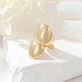 Minimalistische goldene U-förmige Ohrklemme mit Kieseldesign auf weißem Stein - 14K Gold Minimalistisch Unregelmäßig (H-12036)