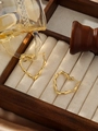 Makroaufnahme goldener Herzohrringe mit Bambusstruktur auf einem Samt-Schmucktablett - Herzförmig mit Bambusmuster (Gold, ZHE1071)