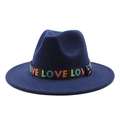 Détail de la broderie LOVE sur le chapeau en feutre de laine bleu marine à bord large - Bleu marine