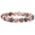 Detailansicht der rosa-grauen Marmorperlen mit goldenen Kristall-Zwischenstücken am Armband - 10mm Rosa Zebra Glänzend