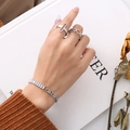 Bracciale a catena in argento con zirconi rettangolari e anelli ovali sul polso femminile - Bracciale Argento
