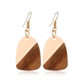Detalle de pendientes geométricos de resina y madera con empalme de metal dorado - Patchwork de Madera Diagonal de Metal