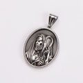 Macro di un ciondolo ovale in metallo argentato con rilievo religioso e finitura vintage - Solo Ciondolo (Senza Catena) / Argento antico