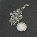 Zilveren roestvrijstalen ketting met ronde hanger, strassteentjes en Grieks patroon - Staalkleur