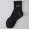 Schwarze gerippte Baumwollsocken mit weißem MOMOGN-Stickerei-Aufnäher für Damen und Herren - Einheitsgröße / Schwarz