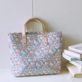 Borsa tote in stile giapponese con fiori blu e rossi e manici in pelle marrone - Floreale Rosa Verde