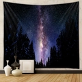 Dettaglio dell'arazzo foresta stellata con trama in poliestere in un ambiente accogliente - Galassia della Via Lattea Notturna Profonda (GT100016) / 73X95CM