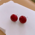 Dettaglio di orecchini a lobo tondi rossi minimalisti con finitura lucida su pietra - Perno in argento 925 / 16mm / Rosso