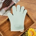 Guante de cocina de silicona verde grueso con diseño de corazones en bandeja madera - verde claro