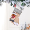 Detail von beigem Jute-Weihnachtsstrumpf mit Rentier-Patch und Merry Christmas Holzanhänger - Rentier