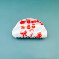 Witte kerst haarklem met rode feestelijke prints van kerstsokken en snoepstokjes - Wit met rode kerstpatronen / 8.2cm