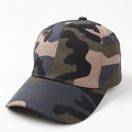 Detailaufnahme einer Camouflage-Basecap mit Waldmuster und robuster Nahtführung - Verstellbar / US Camouflage 3