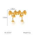 Vue de face de boucles d'oreilles nœud doré avec perles incluant taille 1,96cm par 3,32cm - Hc-e10157