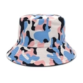 Dettaglio del cappello camouflage rosa e blu con cuciture rinforzate e trama in cotone - M (56-58cm) / Camouflage Rosa