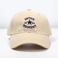 Berretto da baseball in cotone beige con ricamo In The Moment e stella blu navy - Taglia Unica (Regolabile) / Cachi