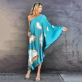 Ein Schulter Maxi-Kleid mit Schmetterlingsdruck in Türkis und losem Design - S / Seeblauer Schmetterlingsdruck