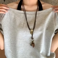Détail d'un collier vintage en cuir marron avec pendentifs étoile et anneau en bronze - 21# Collier-Marron-Étoile