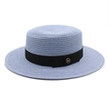 Vue détaillée du ruban noir et du logo M doré sur un chapeau de paille de canotier bleu - M (56-58cm) / Bleu Ciel