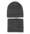 Dettaglio set berretto e scaldacollo in maglia a coste grigio scuro per l'inverno - grigio scuro