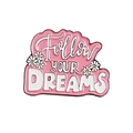 Broche en émail rose en forme de nuage avec texte Follow Your Dreams et marguerites - Follow Your Dreams Marguerite Rose