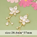Pendentif floral doré avec zircons marquise, dimensions de 20,4 mm sur 37 mm - Style Branche à Gland d'Or (ME1812A)