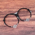 Détail du charme arbre de vie et fermoirs aimantés en cœur sur bracelets en corde noire - Noir (Paire)
