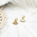 Makro-Detail des goldenen Evil-Eye-Anhängers mit Mikro-Steinen auf Spitze und Feder - S1 / Kleine Augen