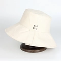 Detalle de sombrero de pescador de sarga de algodón beige con ojales plateados en soporte - Ajustable / Beige