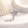 Orecchino a croce in argento con zirconi micro-pave e chiusura a vite sicura - Pezzo Singolo / Bianco