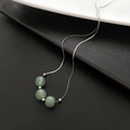 Minimalistische zilveren ketting met drie lichtgroene jade kralen en fijne ketting - Drie Kralen Zilver / Zilver