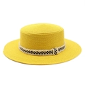 Gros plan d'un chapeau canotier jaune avec ruban damier noir et blanc à bords effilés - M (56-58cm) / Jaune
